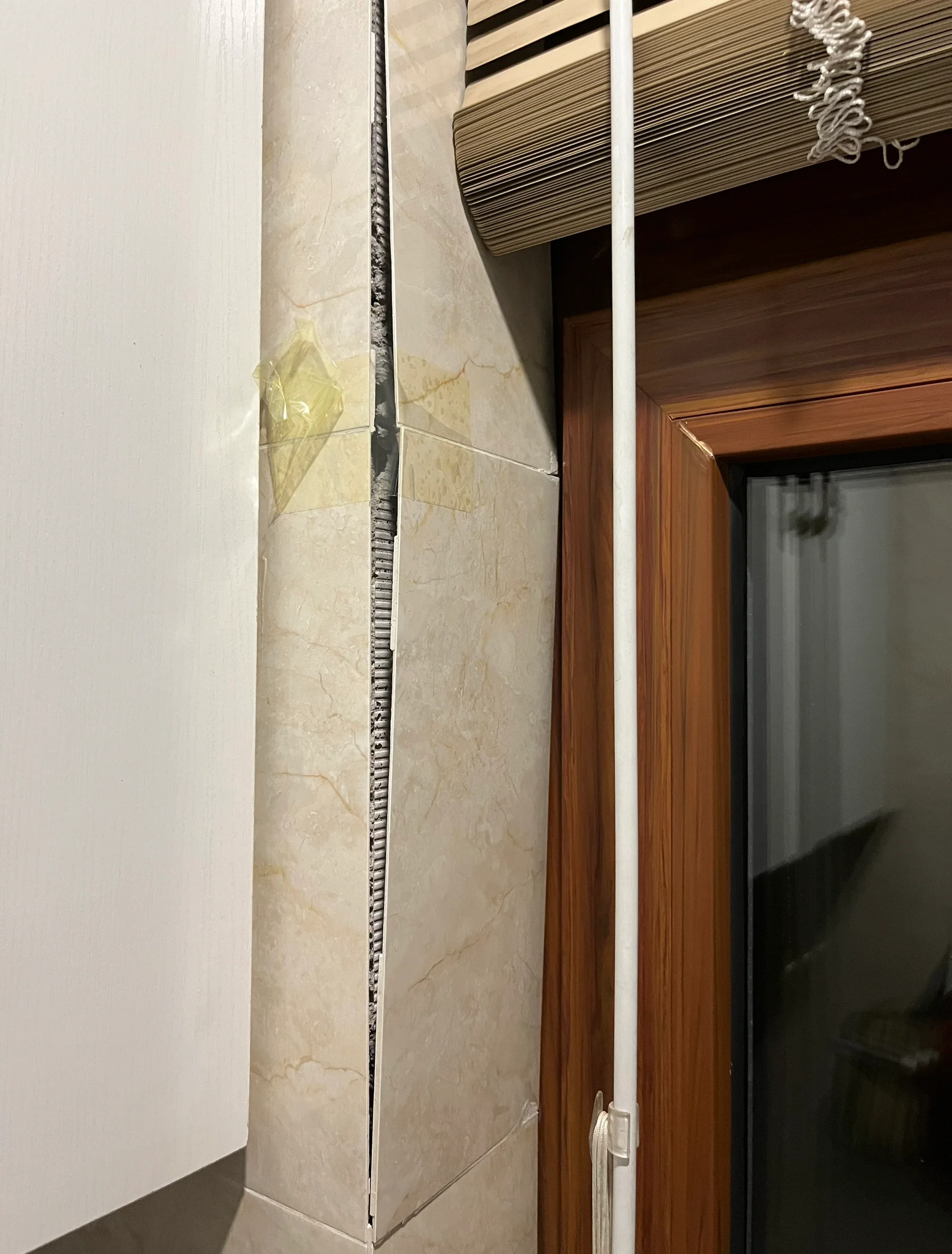 墙砖翘起来了怎么修复图片教程图解(墙砖翘起来了怎么修复图片教程图解大全)